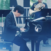 泽野弘之于横滨钢弹立像前演奏《钢弹 UC》组曲 官方释出音乐影像